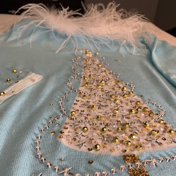 Gorgeous Christmas sweater with feathery collar - Picture 2 of 11